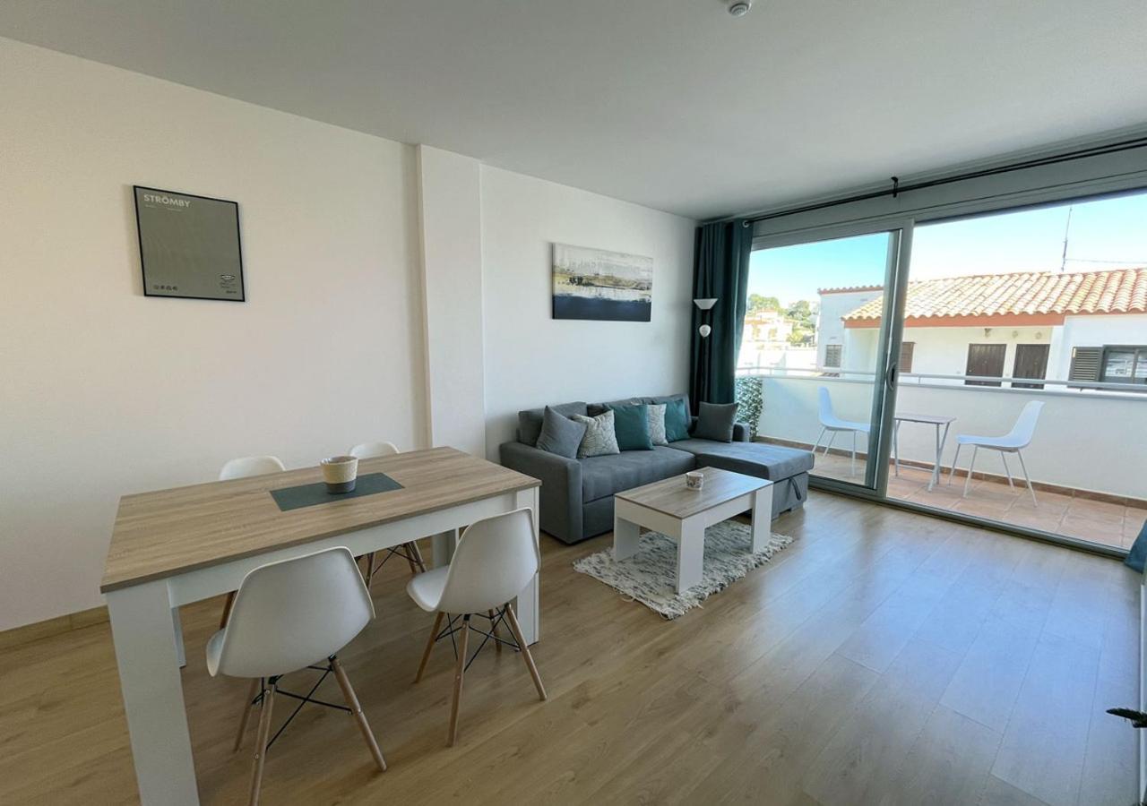 2-Bedroom Brand New Apartment Steps From The Beach Llança Exterior foto