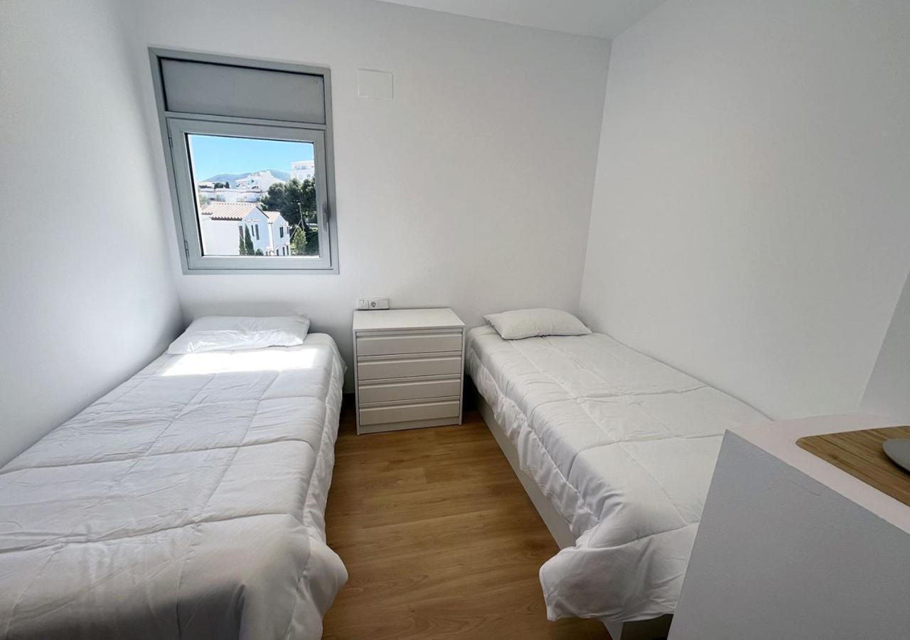 2-Bedroom Brand New Apartment Steps From The Beach Llança Exterior foto