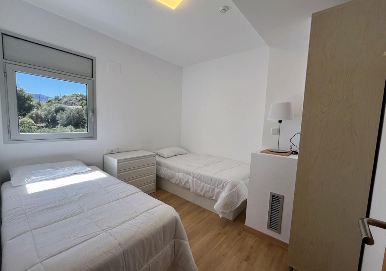 2-Bedroom Brand New Apartment Steps From The Beach Llança Exterior foto