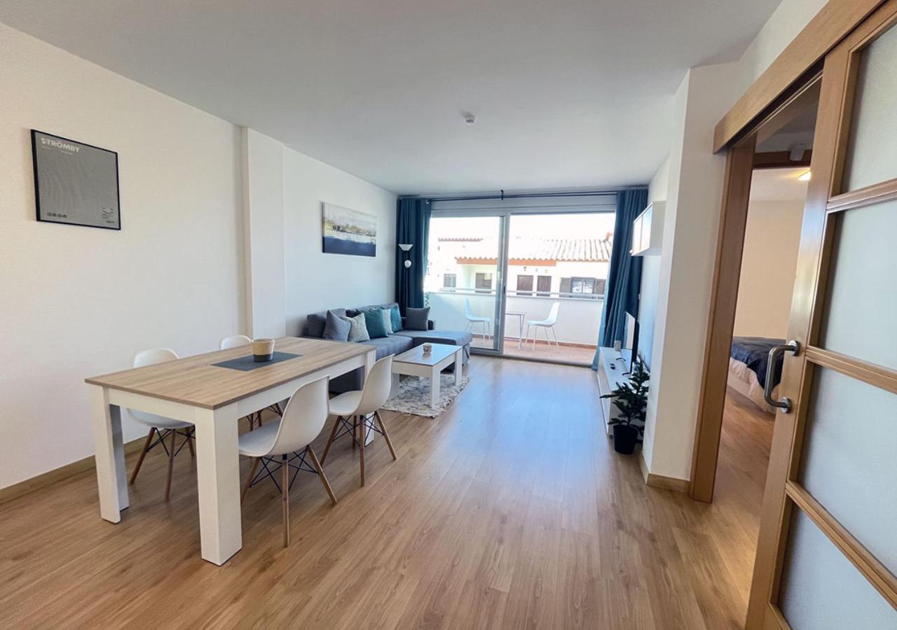 2-Bedroom Brand New Apartment Steps From The Beach Llança Exterior foto