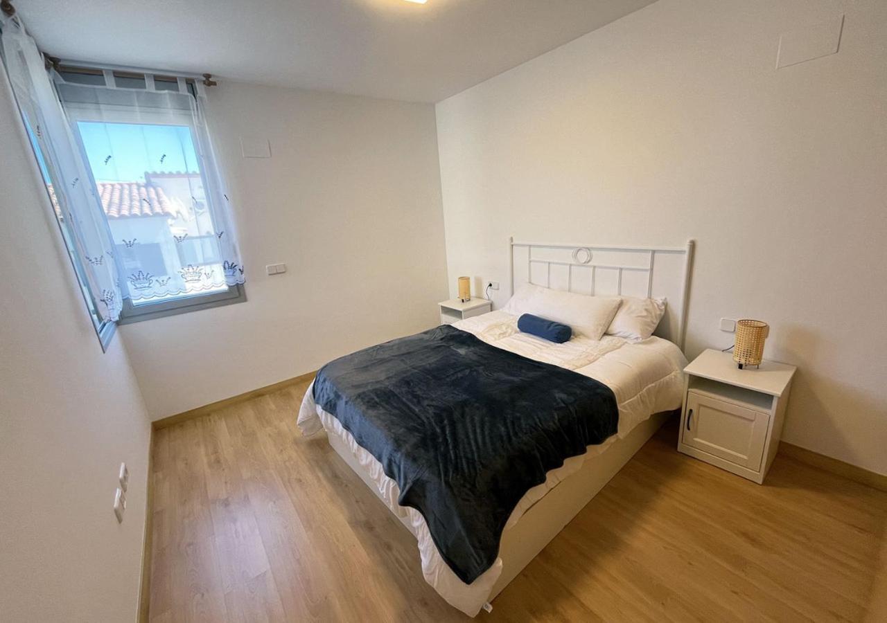2-Bedroom Brand New Apartment Steps From The Beach Llança Exterior foto