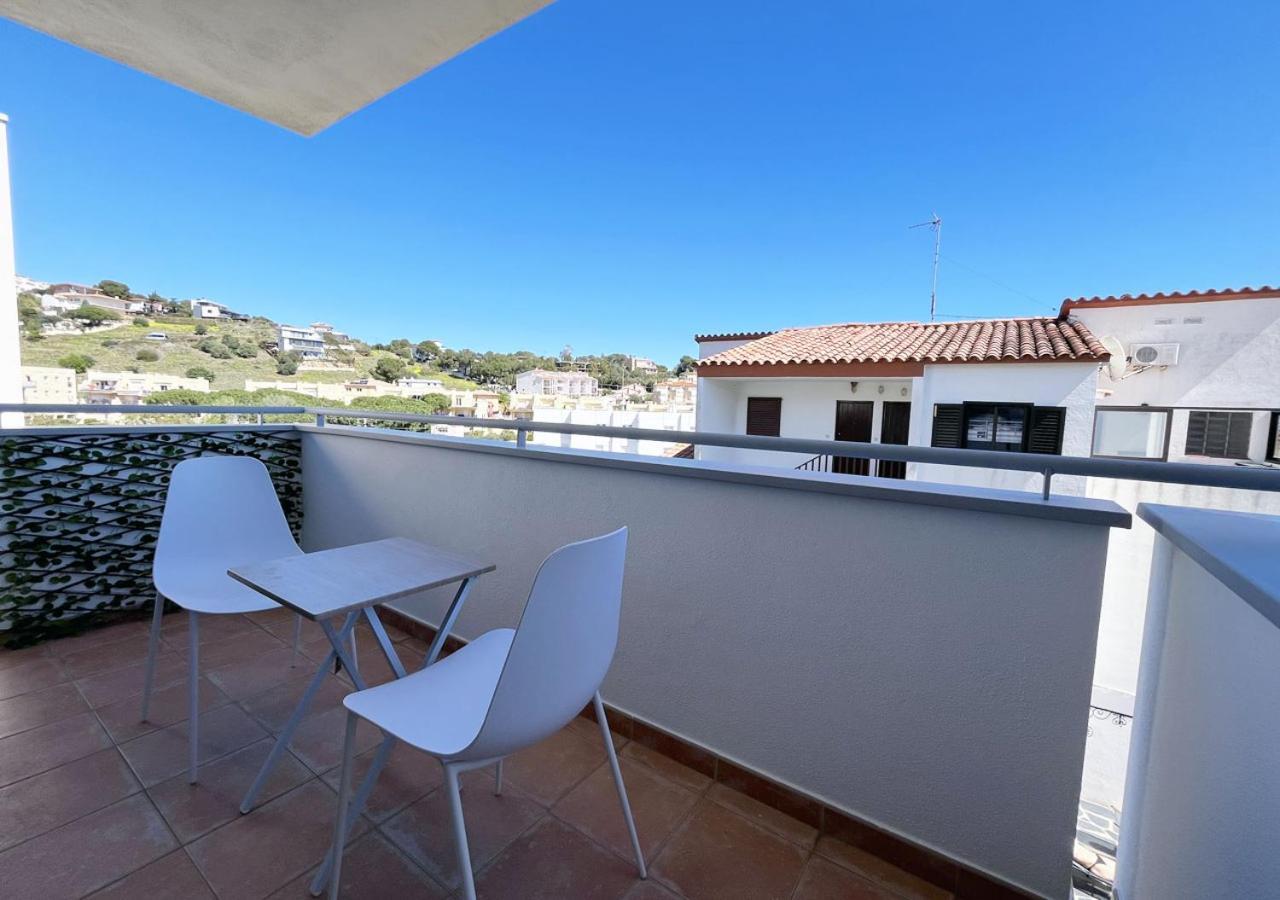 2-Bedroom Brand New Apartment Steps From The Beach Llança Exterior foto